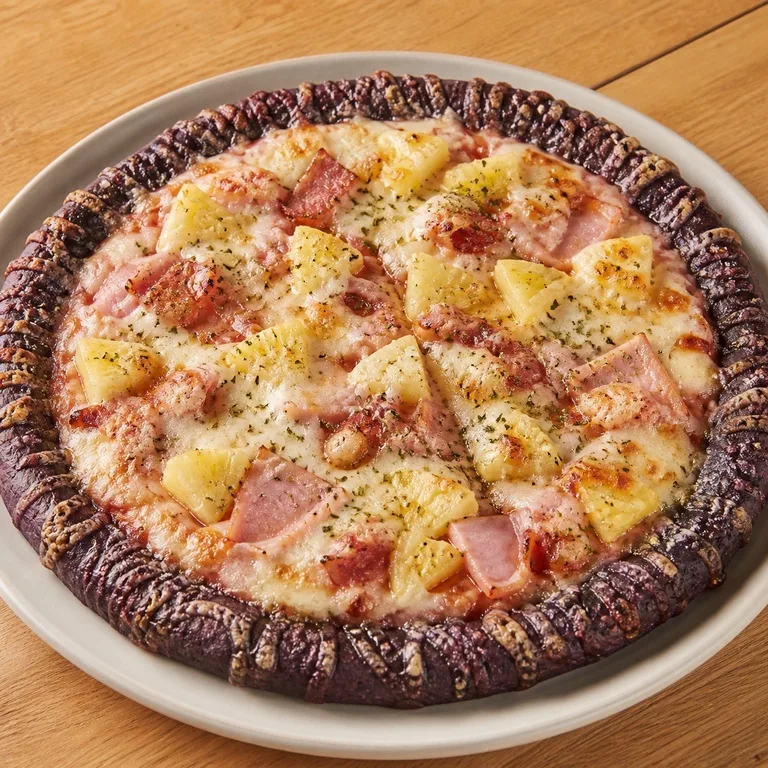 Pizza hawaiana con masa de queso y arroz negro