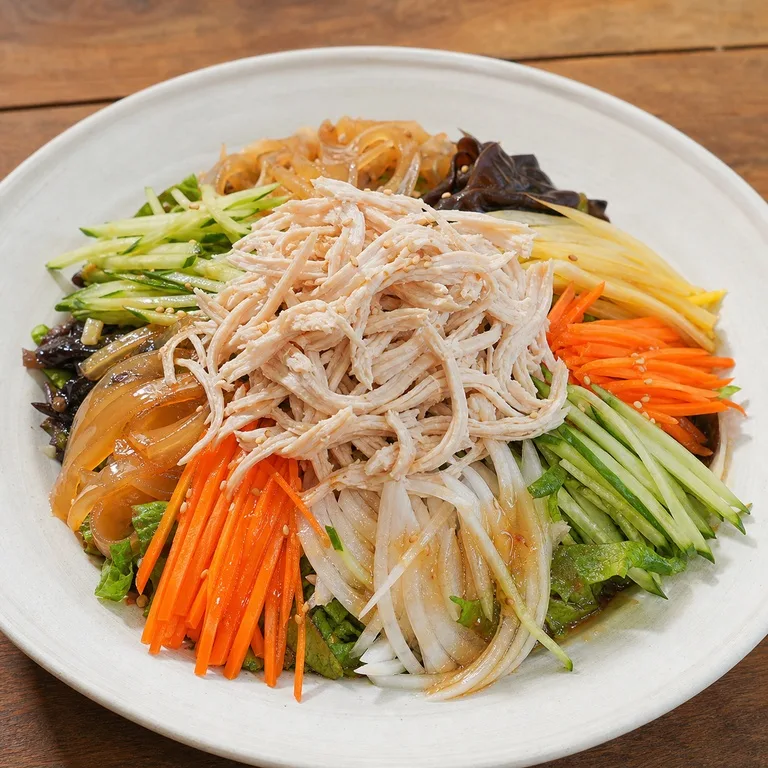 ยำรวมมิตรอกไก่และวุ้นเส้นจีน