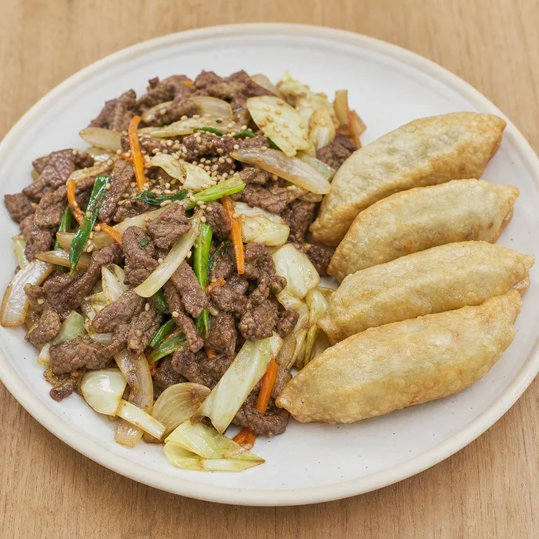 សាច់គោឆាខ្ទះដែកនិងនំ