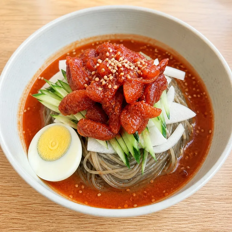 บะหมี่เย็นท็อปด้วยปลายำกึ่งแห้ง