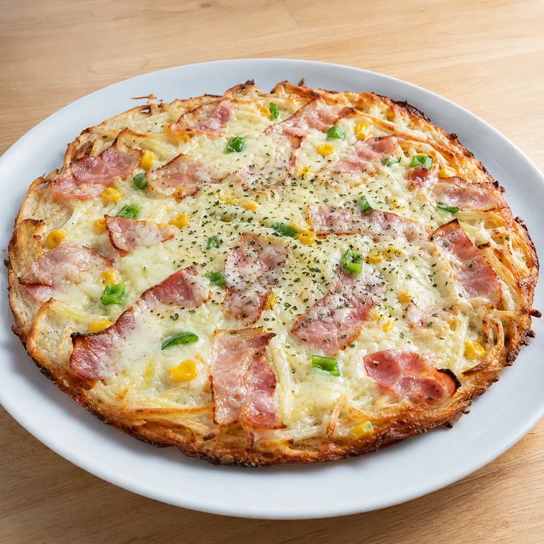 Pizza de Hash Browns y Tocino a la Parrilla